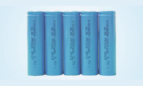 <b>磷酸鐵鋰電池與三元鋰電池,誰是新能源汽車主流</b>